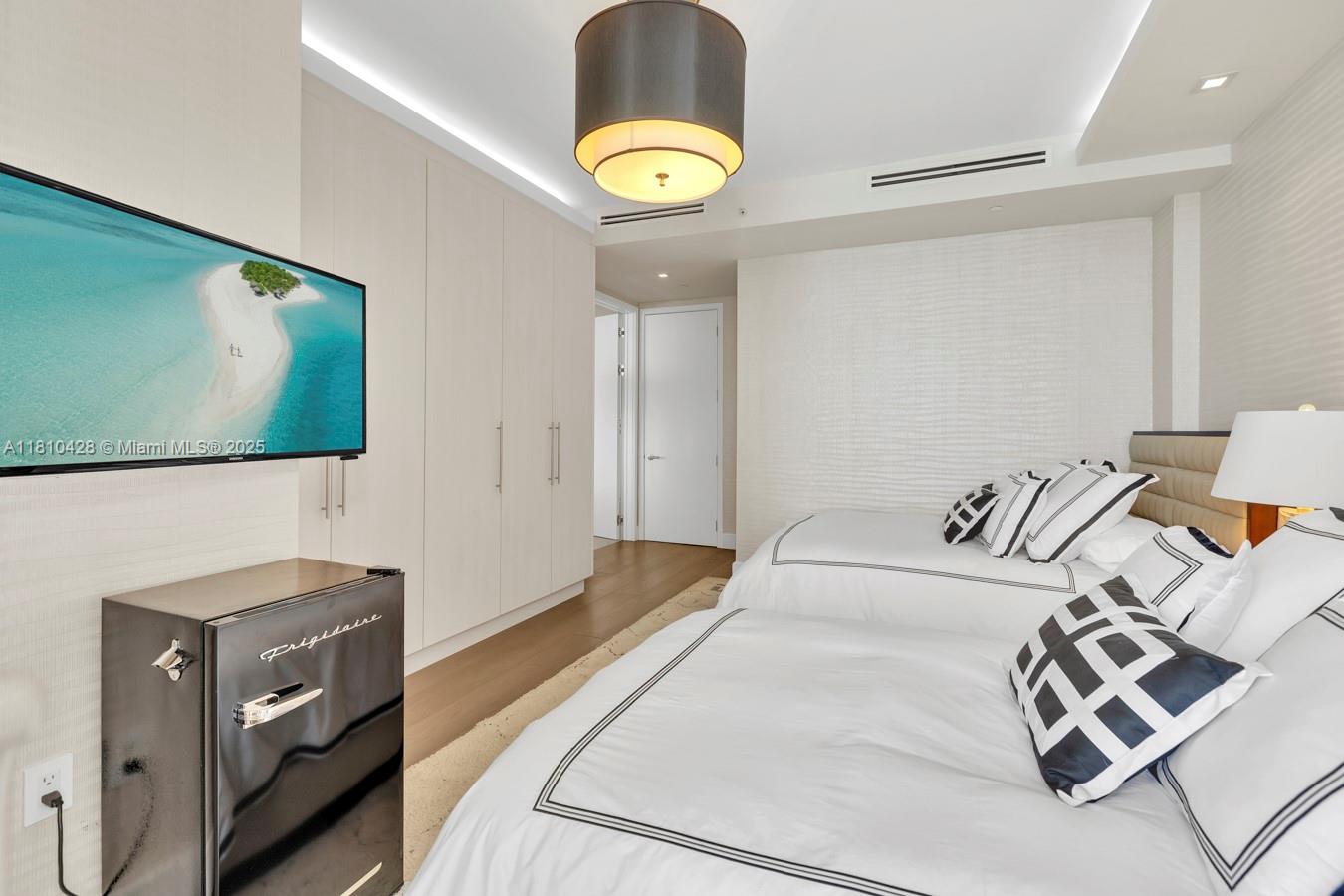 9701 COLLINS AVE #2403S