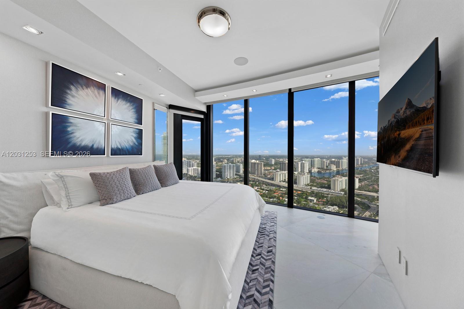 18555 COLLINS AVE #4405