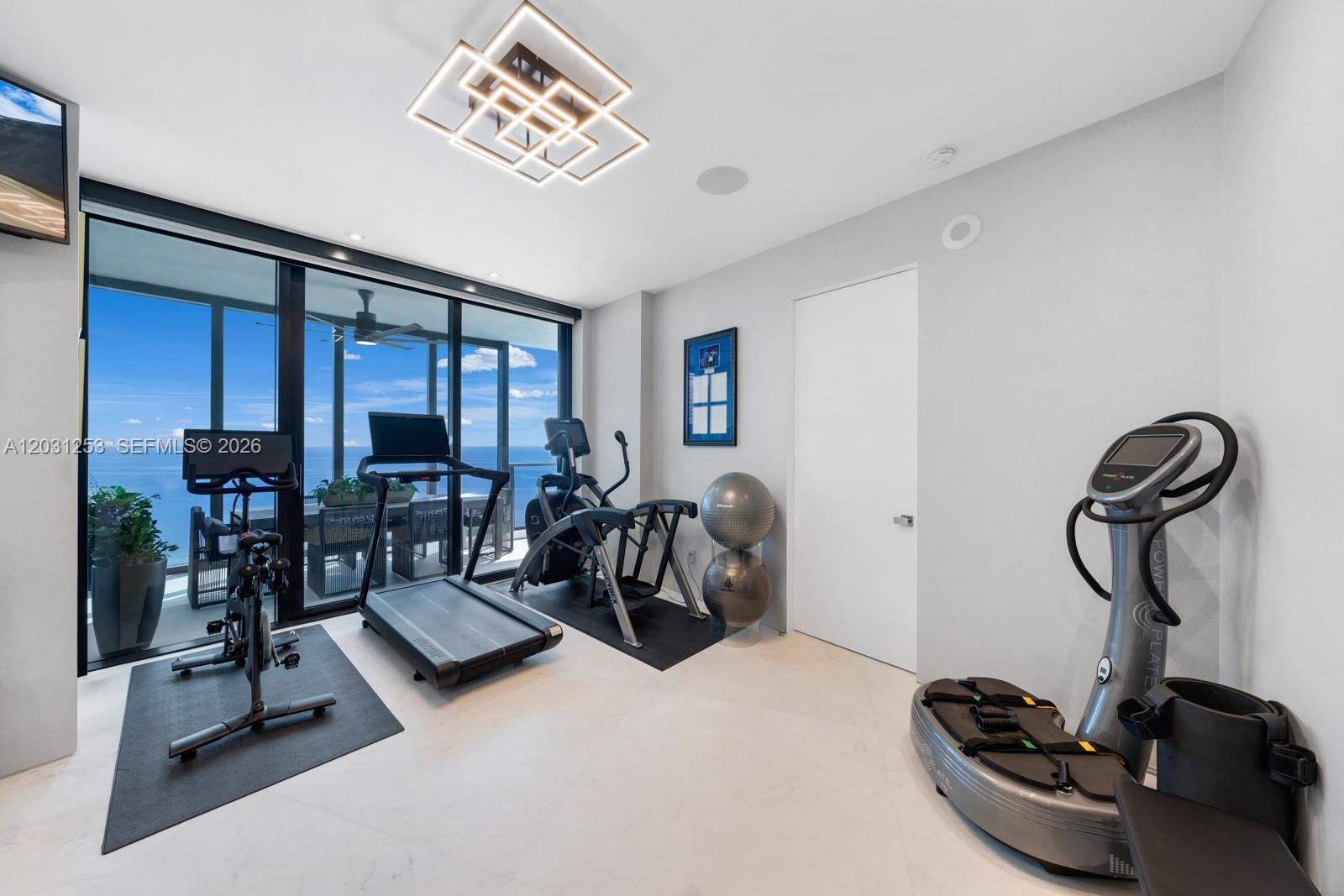 18555 COLLINS AVE #4405