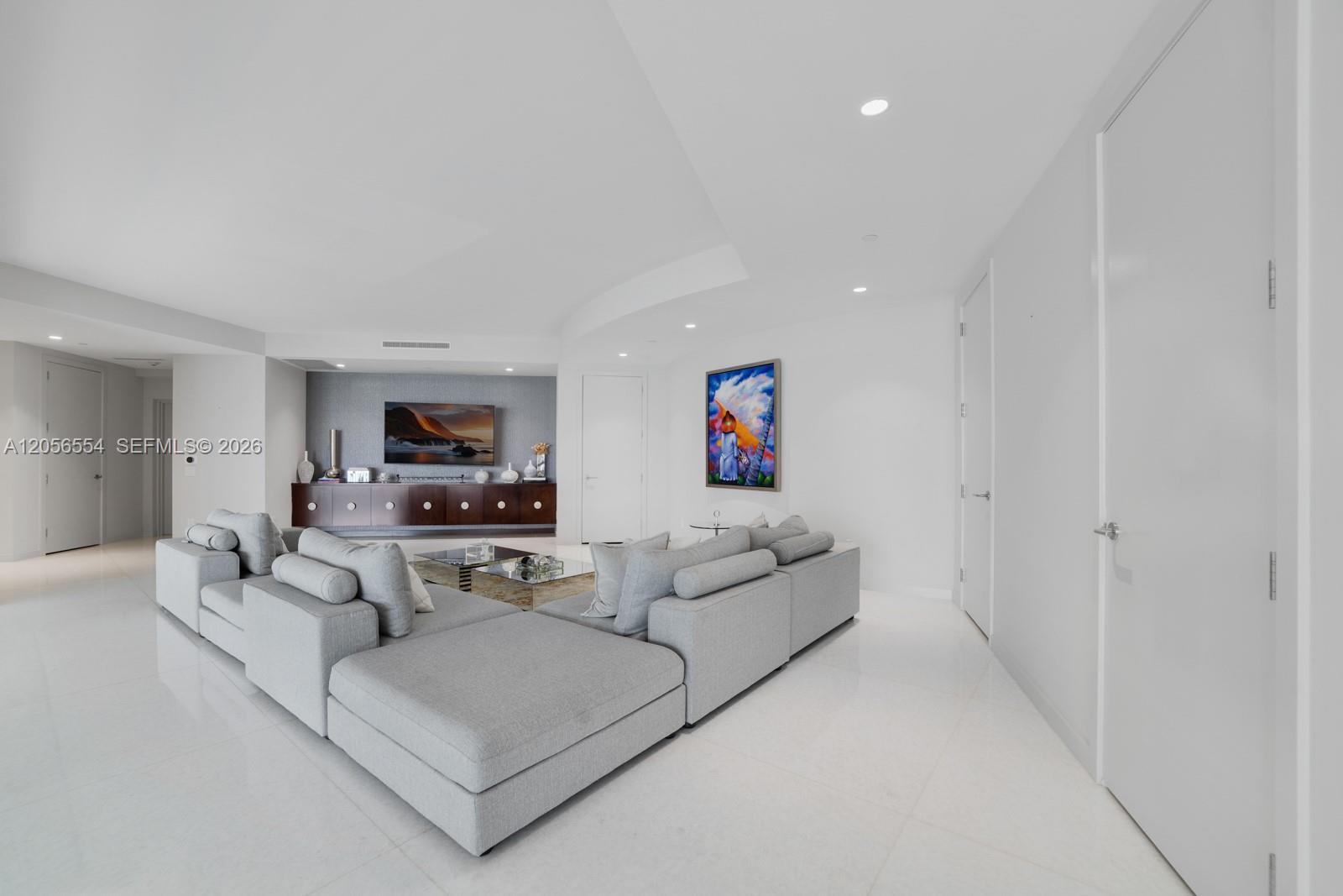 18555 COLLINS AVE #5201