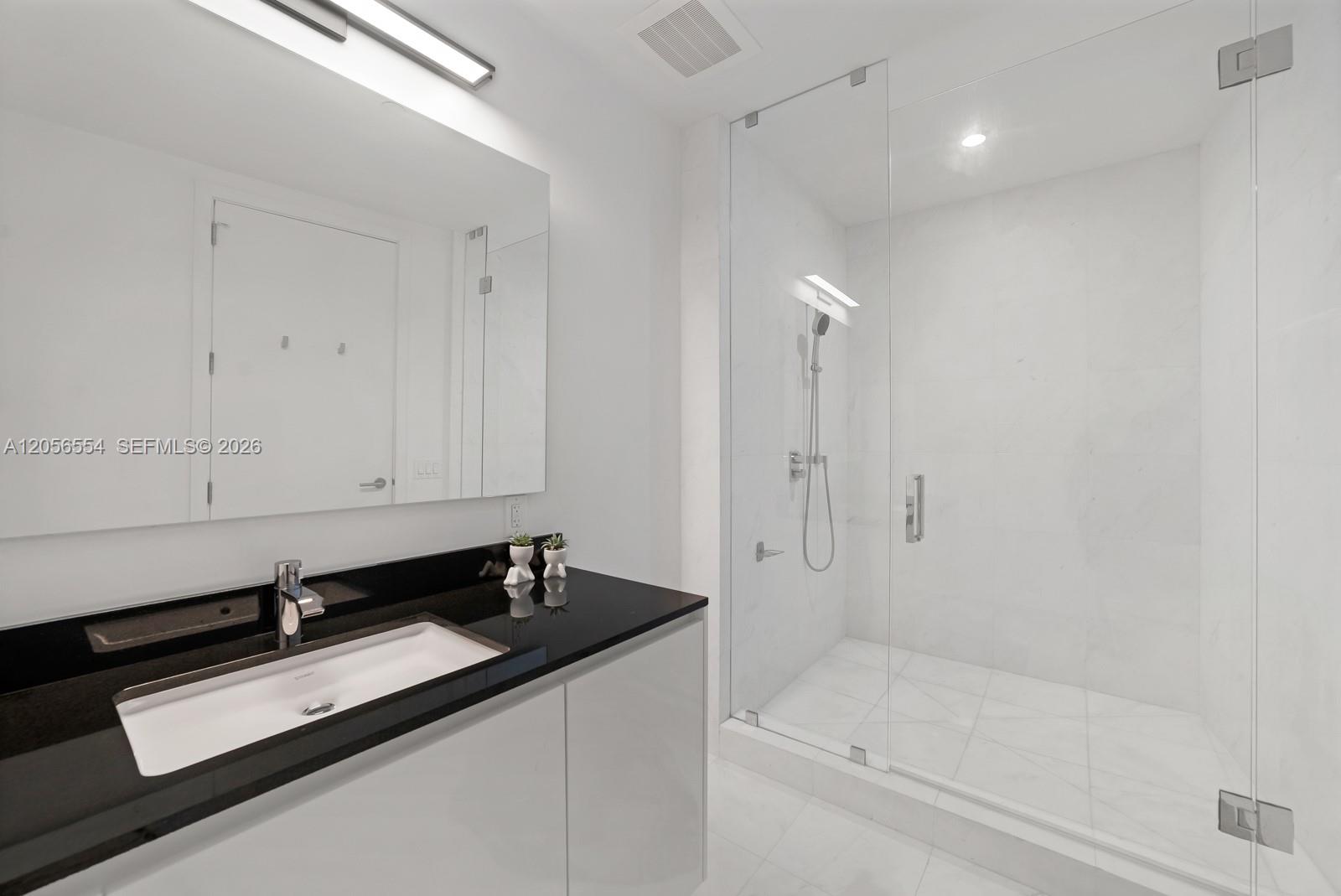 18555 COLLINS AVE #5201